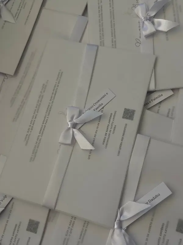 Convite em papel vegetal + fita de cetim
